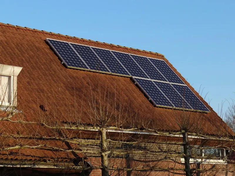 Maison en brique avec panneaux solaires sur un toit à deux pans